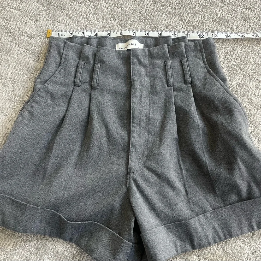 Abercrombie & Fitch Ultra High Rise Grey Trouser Pleated Cuffed Shorts Size S - Picture 7 of 9